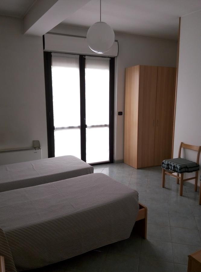 Hotel Cristallo Новара Экстерьер фото