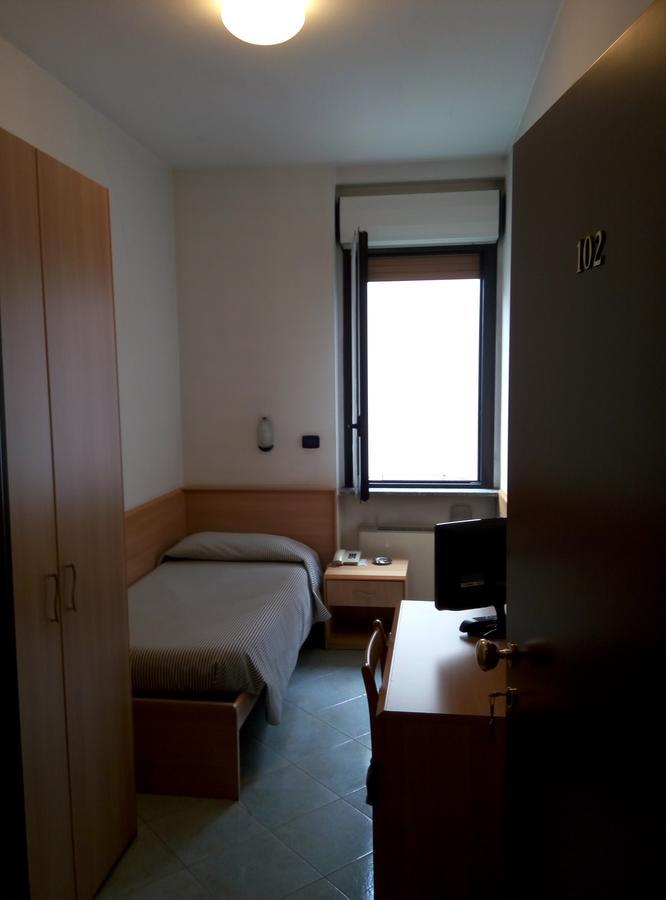 Hotel Cristallo Новара Экстерьер фото