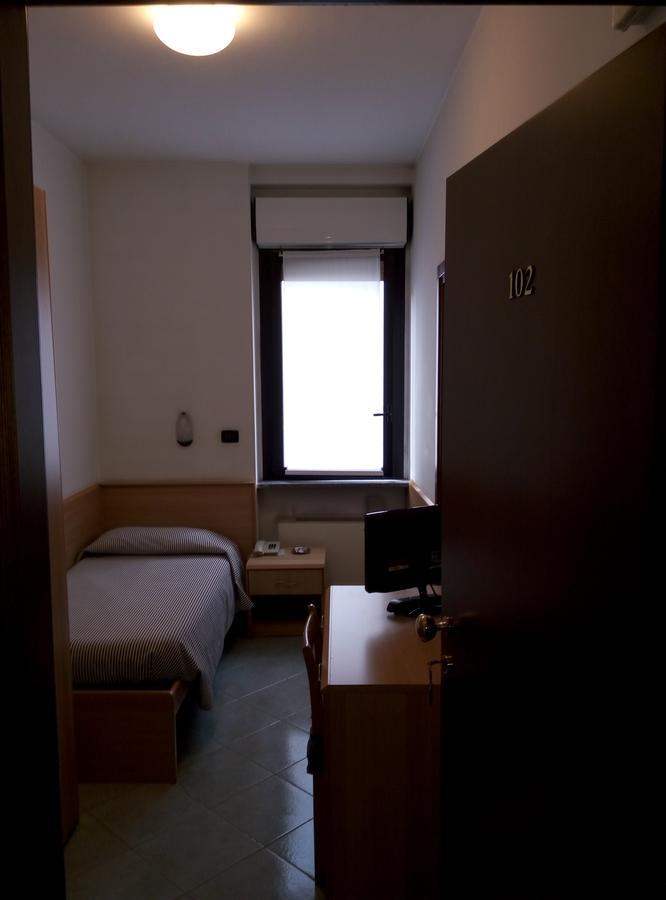 Hotel Cristallo Новара Экстерьер фото