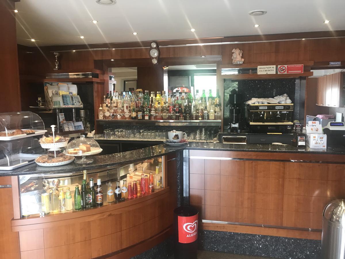 Hotel Cristallo Новара Экстерьер фото